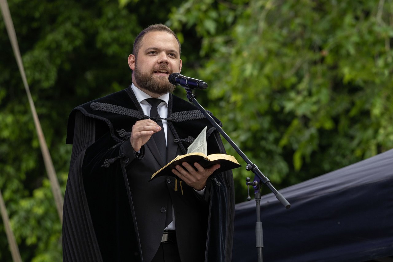 2.kép-Kovách István Bendegúz svábhegyi lelkipásztor igehirdetésében főként a fiatalokhoz szólt, s a követés természetéről beszélt.