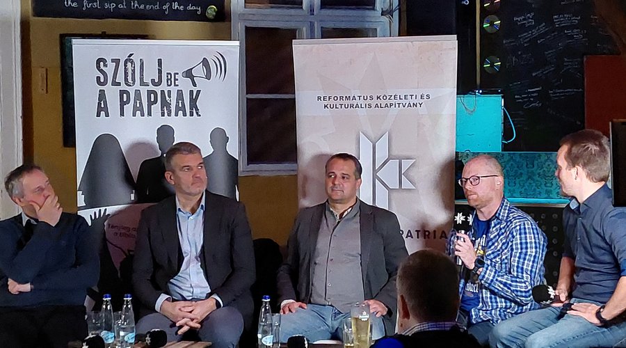 Tóth Károly, Mészáros László, Boda Mihály, Markovics Milán, Zila Gábor. Van-e jó háború? Szólj be a papnak, 2022 november 7. Foró: Ulicza Tamás