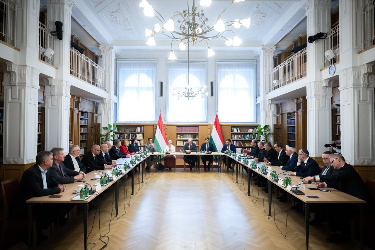 A társadalmi kapcsolatokért és kultúráért felelős valamint az oktatási miniszterrel találkoztak egyházvezetők 2026. június 18. Forrás: Facebook/Tarr Zoltán