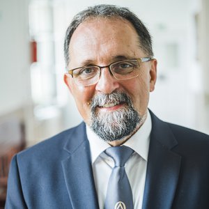 Ábrám Tibor portré