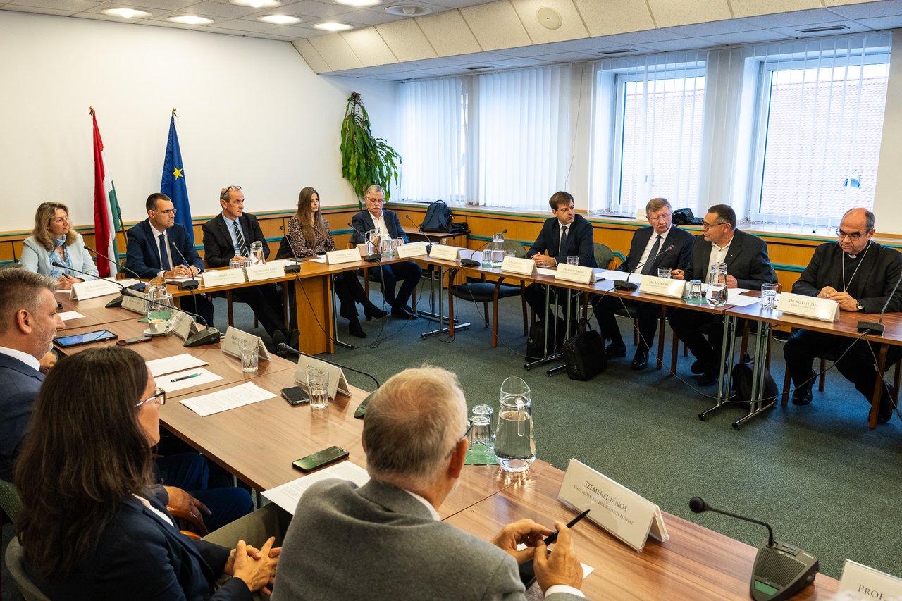 Az egyházak vezetői Hegedűs Zsolt egészségügyi miniszterrel egyeztetnek az életkezdeti kérdésekről, 2026. 09. 11. (református részről Fekete Károly püspök és Bálint Balázs orvos) - Fotó: Egészségügyi Minisztérium