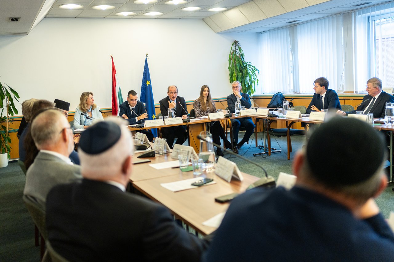 Az egyházak vezetői Hegedűs Zsolt egészségügyi miniszterrel egyeztetnek az életkezdeti kérdésekről, 2026. 09. 11. (református részről Fekete Károly püspök és Bálint Balázs orvos) - Fotó: Egészségügyi Minisztérium
