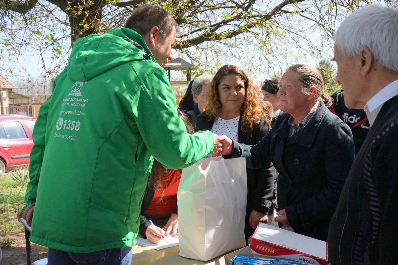 Húsvéti adományosztás, Debrecen és Dombostanya 2025 április - Fotó: MRSZ/Dobis-Lucski Zsófia