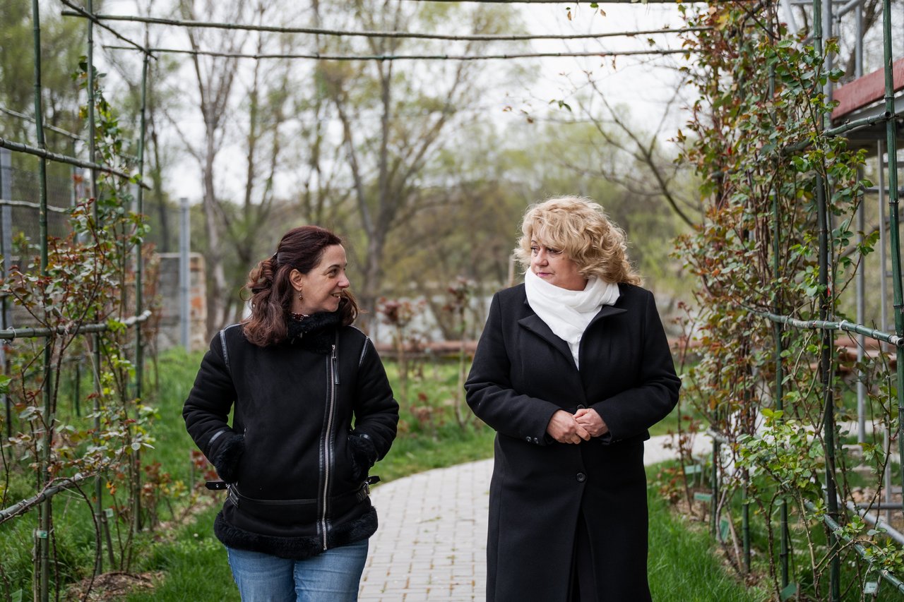 Dunaalmás, templomfelújítás 2026. április, a rózsakert (f.Magyaródi Milán)