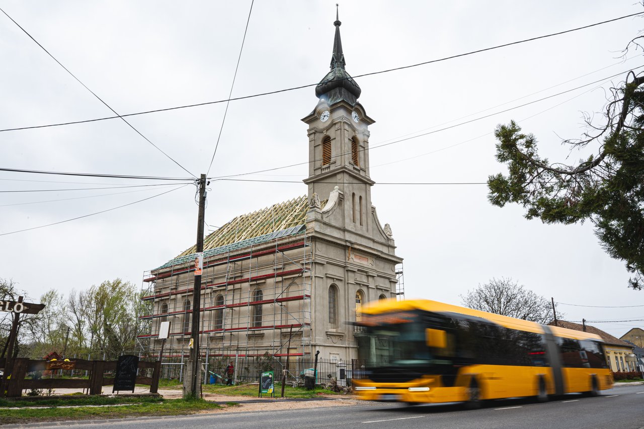 Dunaalmás, templomfelújítás 2026. április, elölről (f.Magyaródi Milán)