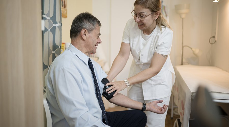 Lelkészek egészségügyi szűrése, Bencze János vizsgálat közben (f.Magyadi Milán)