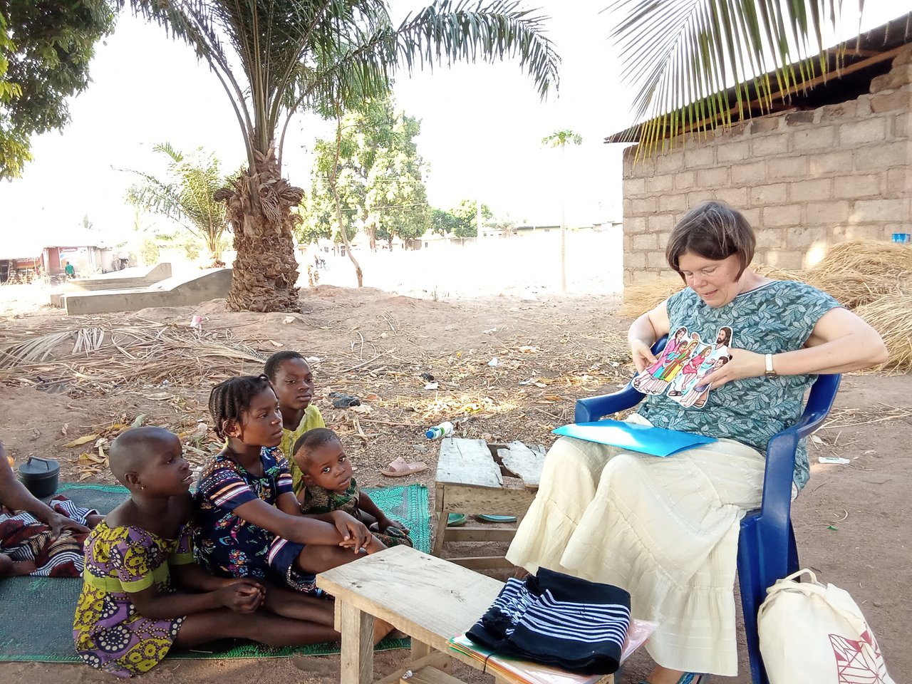 Nigériai misszió, Farkas Edina, bibliai foglalkozás és játék a mangófa alatt 2. (f.Farkas Edina)