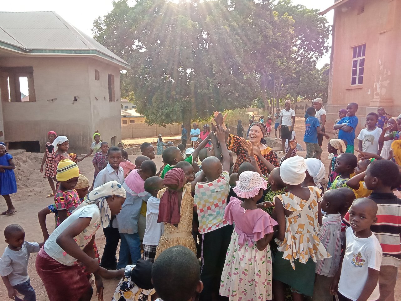Nigériai misszió, Farkas Edina, gyülekezeti gyerekekkel a gyermekistentisztelet után (f.Farkas Edina)