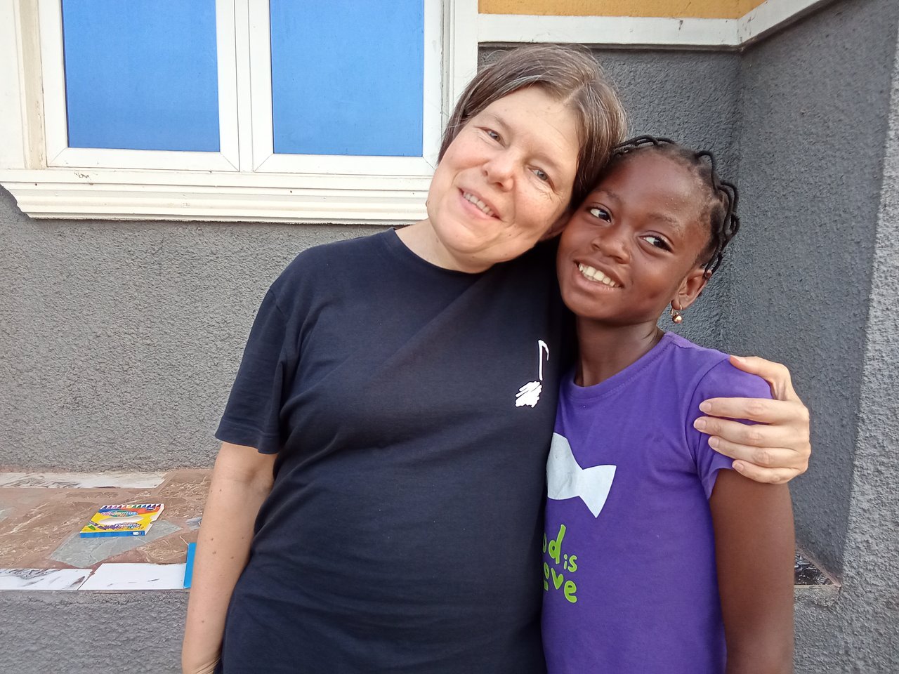 Nigériai misszió, Farkas Edina, mangók, helyi kislány, Naomi és a barátnője (f.Farkas Edina)