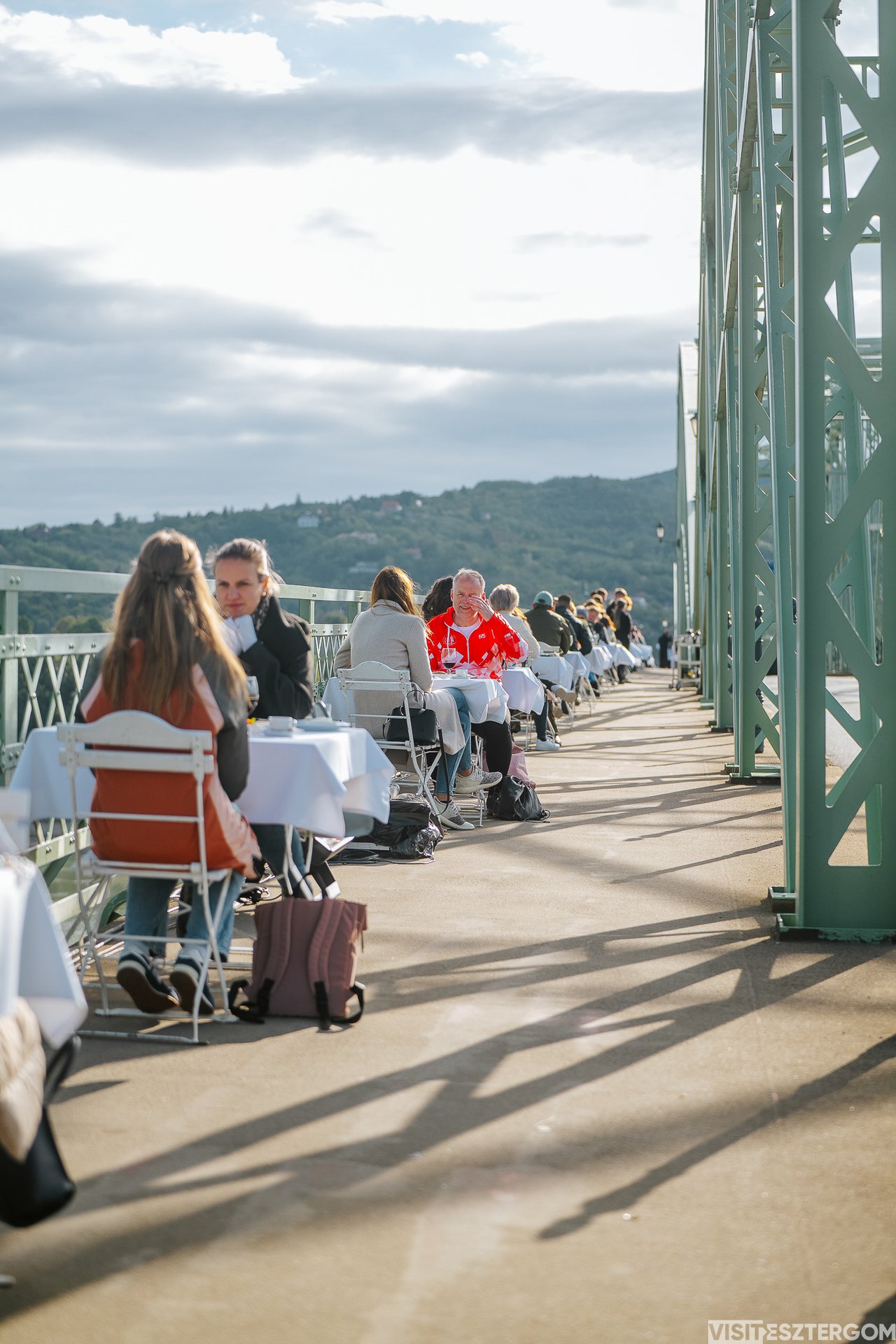 Reggeli a hídon beszélgetők 2. 2025 (f.Visit Esztergom)