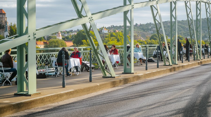 Reggeli a hídon borító 2025 (f.Visit Esztergom)