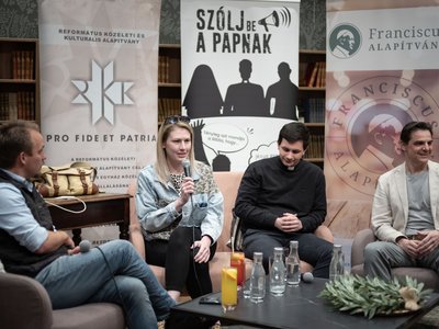 Szólj be a papnak 2025 04.08. Zila Gábor moderátor, Nagy Henrietta református lelkipásztor és Csillagpont koordinátor, Rónaszéki János római katolikus pap, Rajkai Zoltán színművész (f.Todoroff Lázár)