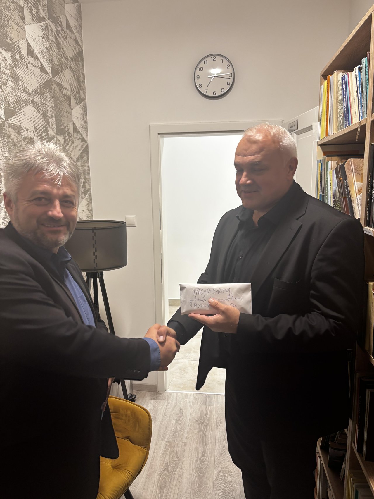 Hella Ferenc átadja Zán Fábián Sándornak a nagydobronyi gyermekotthonnak gyűjtött adományokat -Forrás: Somogyi Református Egyházmegye