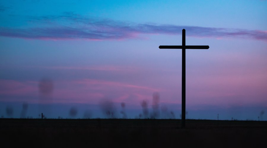 Kereszt, naplemente, halál Fotó: Unsplash/Aaron Burden