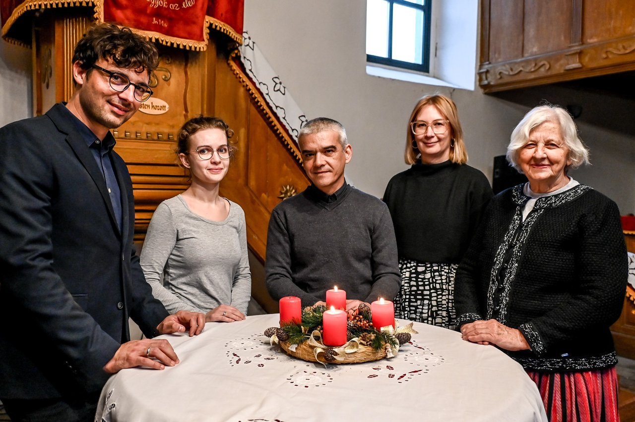 adventi gyertyagyújtás csoportkép 2025 Bazánth