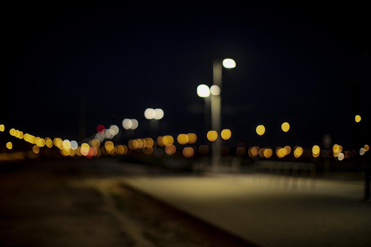 blurred-nightlights-city Freepik ingyenes 2026