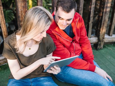 couple-using-tablet-bridge_stockphoto_Freepik