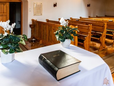 Bilbia az asztalon Móri gyülekezet  2022 december Fotó:  Csávás Andrea