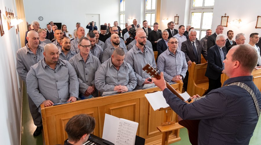Graholy Krisztián cursillós testvér a gitárral