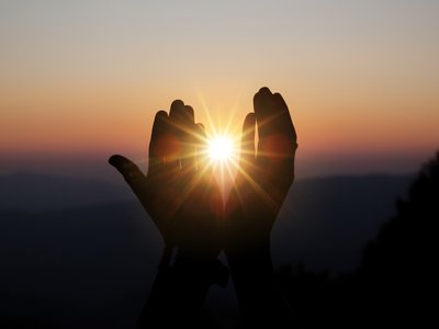 Hála, Nap, kezek , remény - Fotó: Freepik