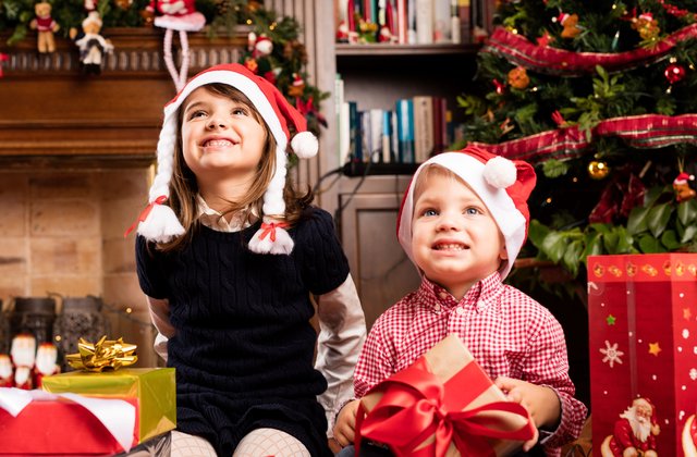 happy-kids-sitting-living-room-christmas freepik.com