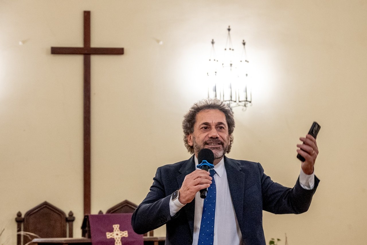 Harout Selimian, a Szíriai Örmény Protestáns Közösség vezetője előadása a Skót Misszióban, 2025. december 4. Fotó: Bazánth Ivola