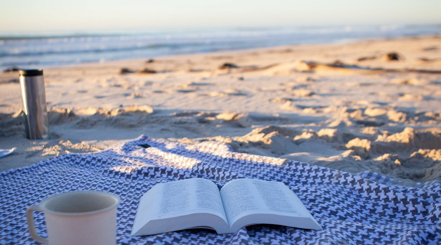 Biblia, nyaralás, tengerpart, Fotó: Unsplash/Jessica Hearn