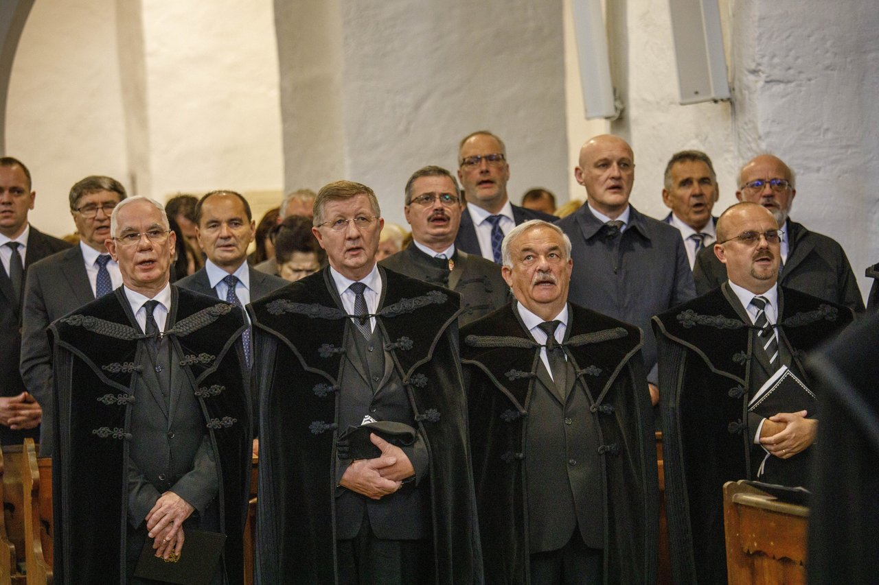 Püspökök (első sor: Balog Zoltán, Fekete Károly, Kató Béla, Bogdán Szabolcs János) és főgondnokok (második sor: Porubán Ferenc, Bara Lajos, Nemes Pál, Molnár János) Barna Sándor püspökké szentelése. Miskolc, 2024 október 5. Fotó: Csomós Balázs