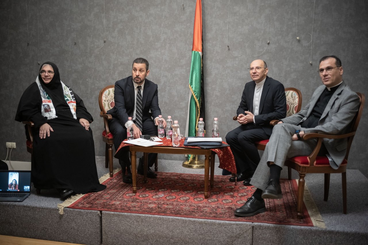 Agapia Sztefanopulosz, Fadi Elhusseini nagykövet, Mitri Raheb, Munther Isaac. Palesztin keresztyének helyezete előadások 2025. november 26. Budapest, Yunus Emre Török Kulturális Központ. Fotó: Todoroff Lázár
