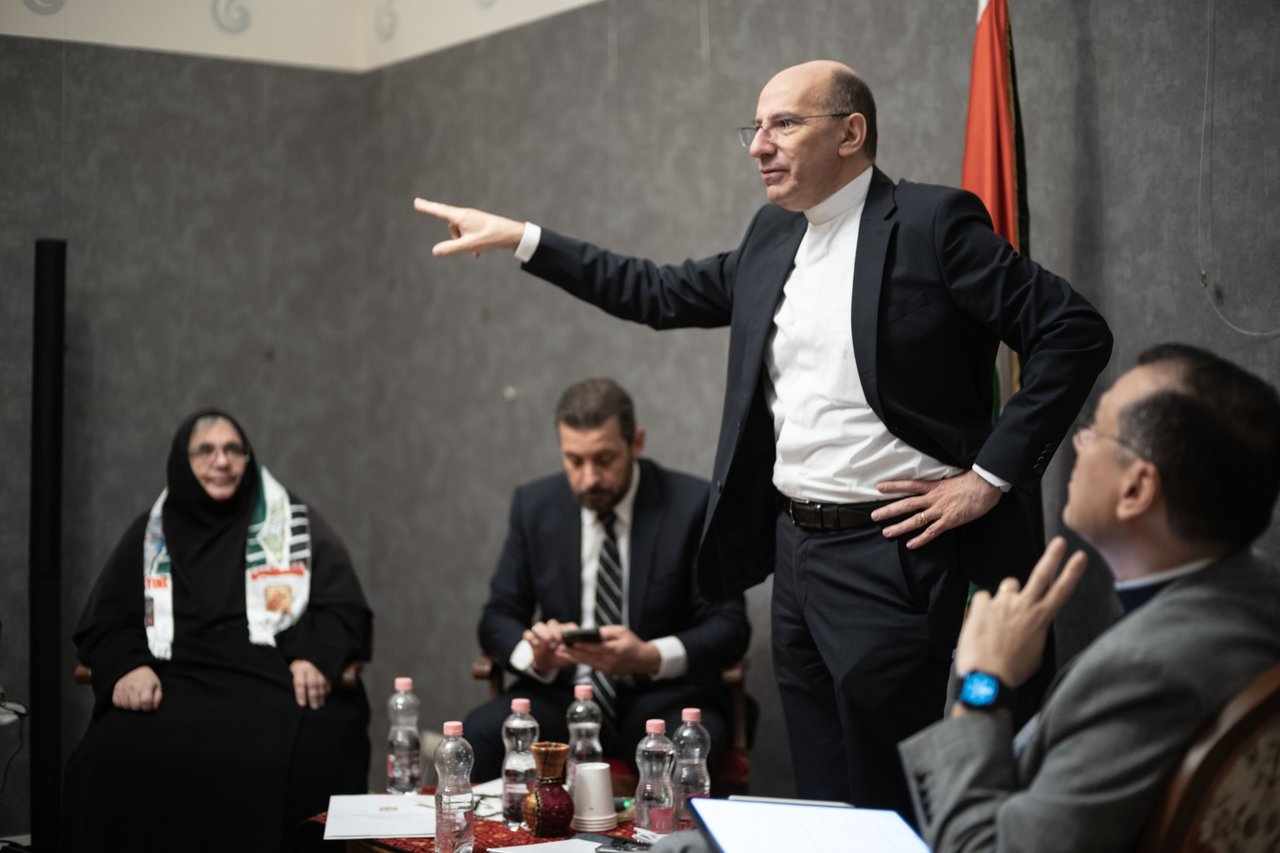 Mitri Raheb kérdésre válaszol. Palesztin keresztyének helyezete előadások 2025. november 26. Budapest, Yunus Emre Török Kulturális Központ. Fotó: Todoroff Lázár