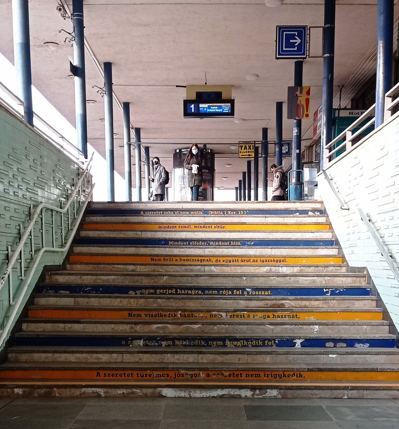 Debrecen nagyállomás lépcső - 2022 május. Fotó: Vitéz Ferenc (szerző illusztrációja)