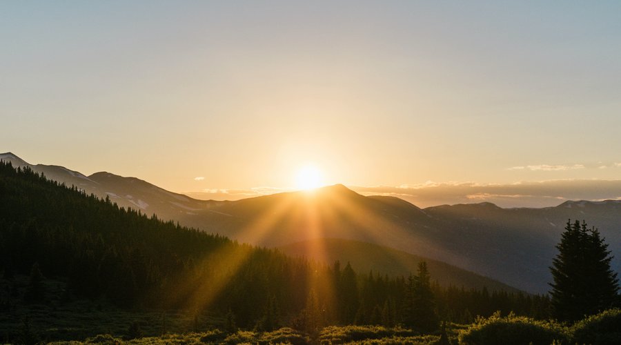 Napkelte. Fény, reggel, sötétség, világosság. Fotó: Unsplash/Lucas lLudwig