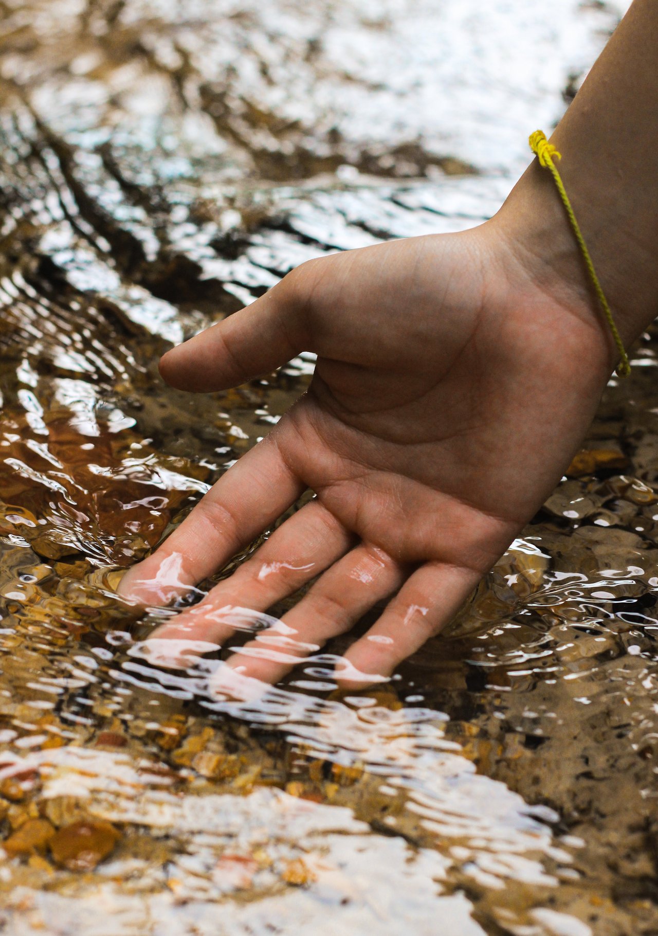 Víz, kéz, patak. Fotó: Unsplash/Nicholas Ng