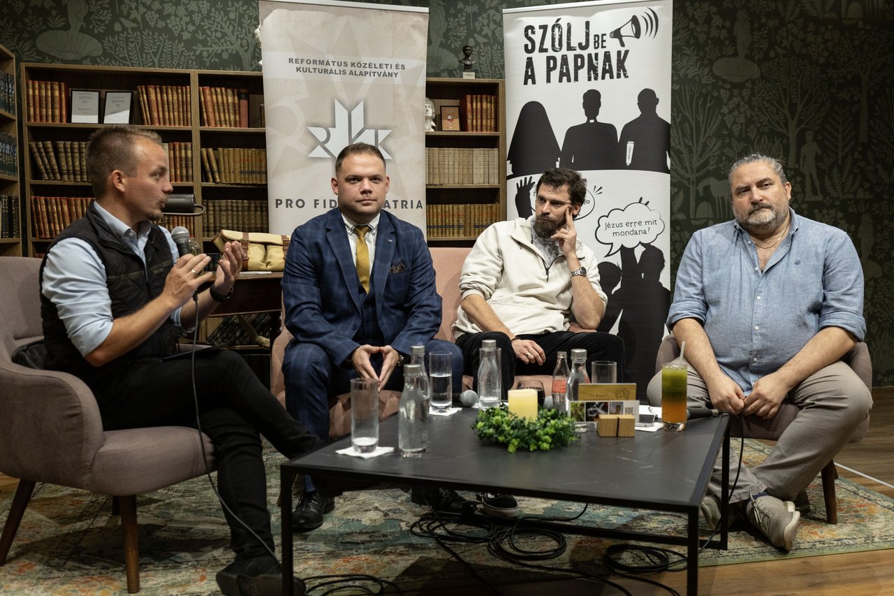 Zila Gábor, Kovách István Bendegúz, Ádám Miklós, Nagypál Szabolcs. Szólj be a papnak! 2024 október - Ki a csuda ez a Jézus? - Fotó: Hurta Hajnalka