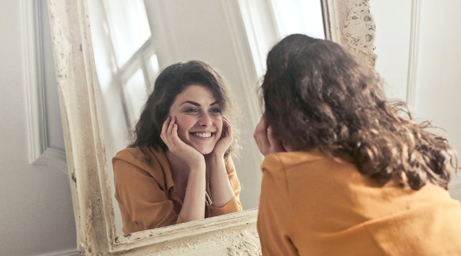 mosoly, arc, tükör, illusztráció, forrás: pexels.com