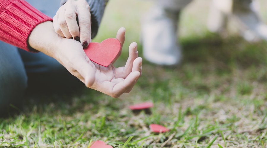 hands-couple-with-paper-heart