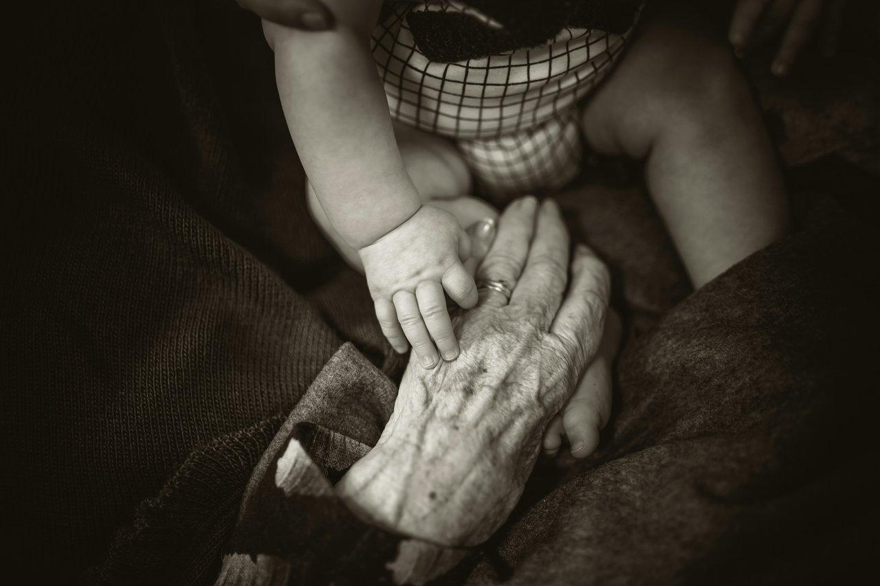 idős fiatal, generációk, öreg, öregség Fotó: Unsplash/Rod Long