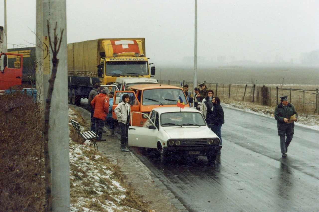 segélyszállítók a román-magyar határon 1989 decemberében - fotó Fortepan-Várhelyi Iván