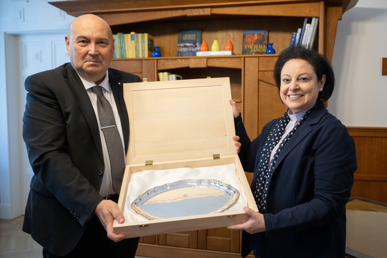 Steinbach József és Najla Kassab leköszönő REV elnök 2025. szeptember 30, Bp, Zsinati székház - Fotó: Sebestyén László