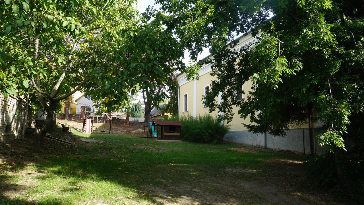 szekszárdi református templom kertje 2. (f. Zalakovicsné Kovács Klára).JPG